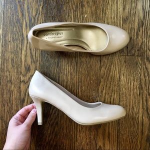 NWOT Nude Round Toe Heels 6W